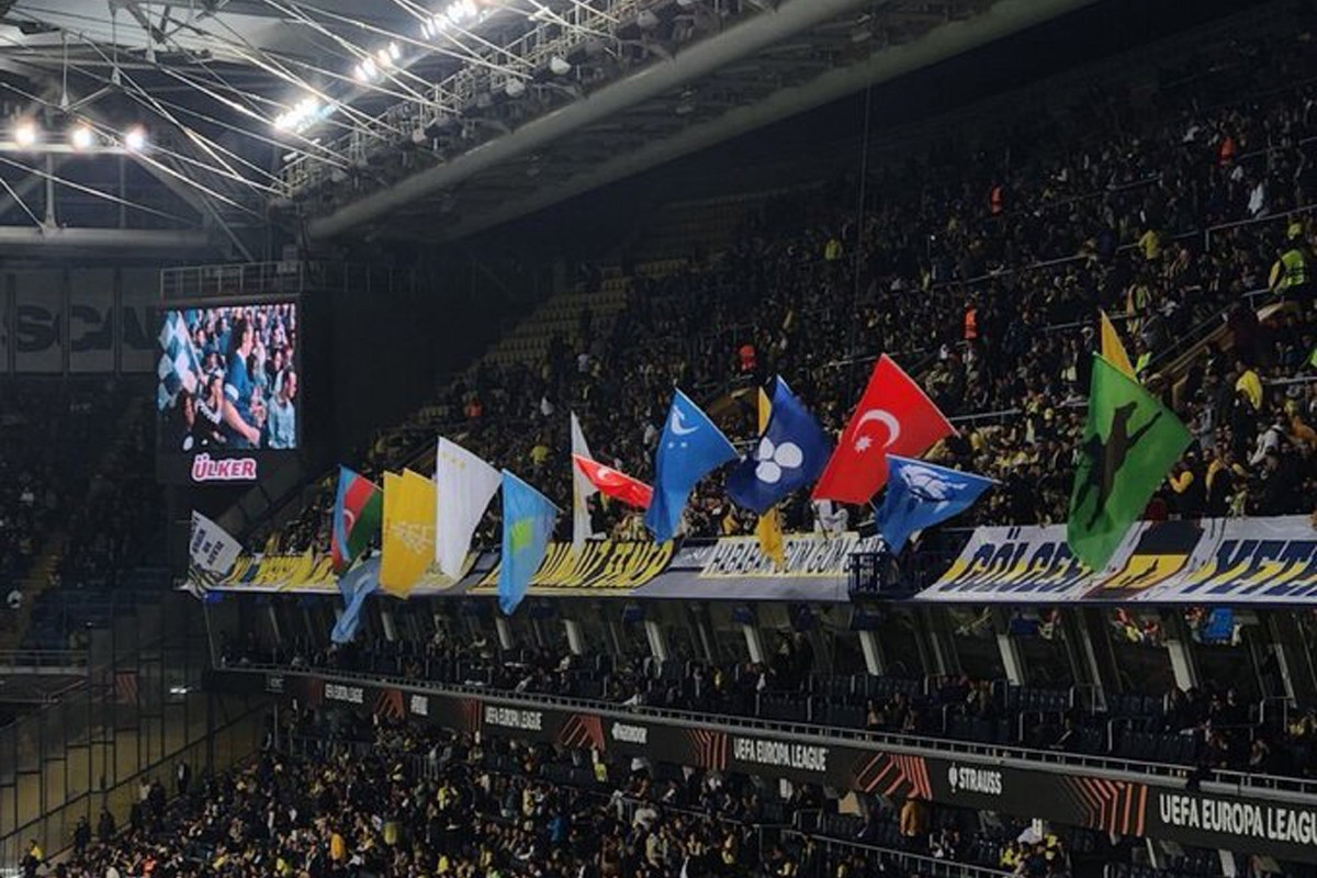 Fenerbahçe tribünleri, tarihteki 16 büyük Türk devletinin bayraklarını açtı