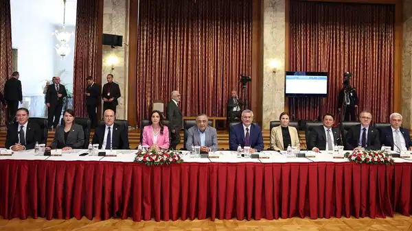 son-dakika-chpden-komisyona-29-maddelik-demokratiklesme-paketi-onerisi-PnOjZkce.jpg