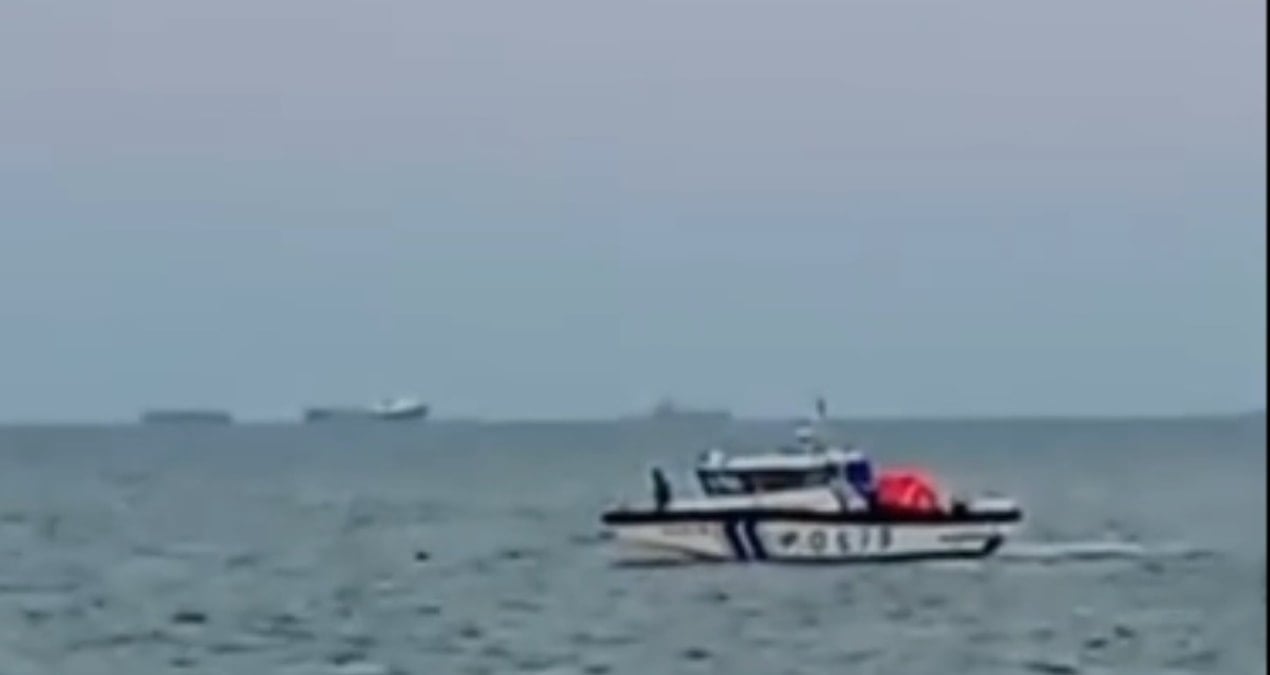 biri tabelaya takildi digeri denize dustu parasutculer olumle dans etti OmVOQk78