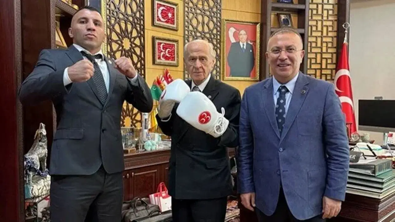 devlet bahceli boks eldivenlerini giydi ZZzElV3w