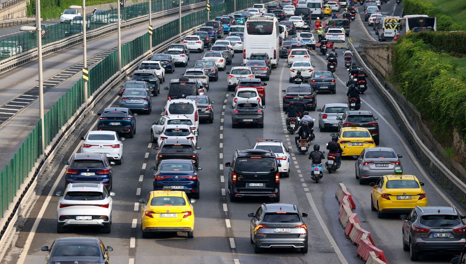 istanbulda pazartesi trafigi anadolu yakasi dur kalk ilerliyor VsmDDDhK