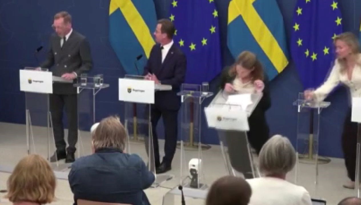 isvecli bakan basin toplantisinda bayildi J5HT4BRR