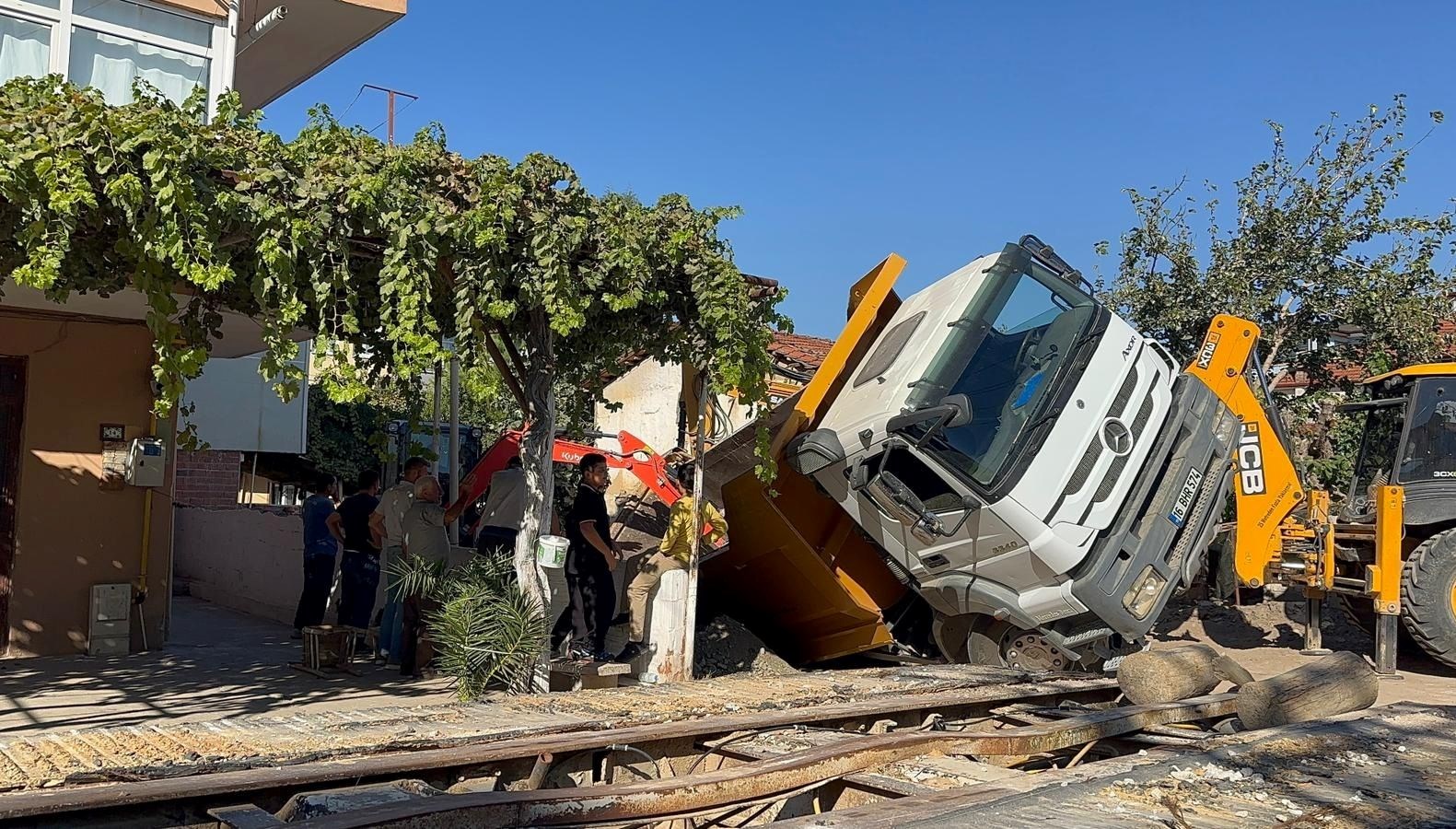 kum yuklu kamyon cukura dustu 9Gn8dfhu