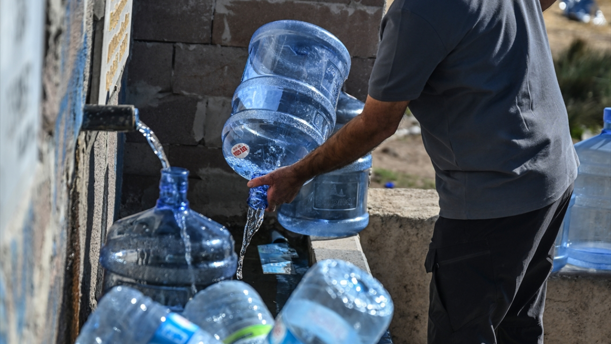 ankarada su kesintisi devam ediyor vatandaslar ellerinde bidonlarla cesmelere kostu G4BPTxIS