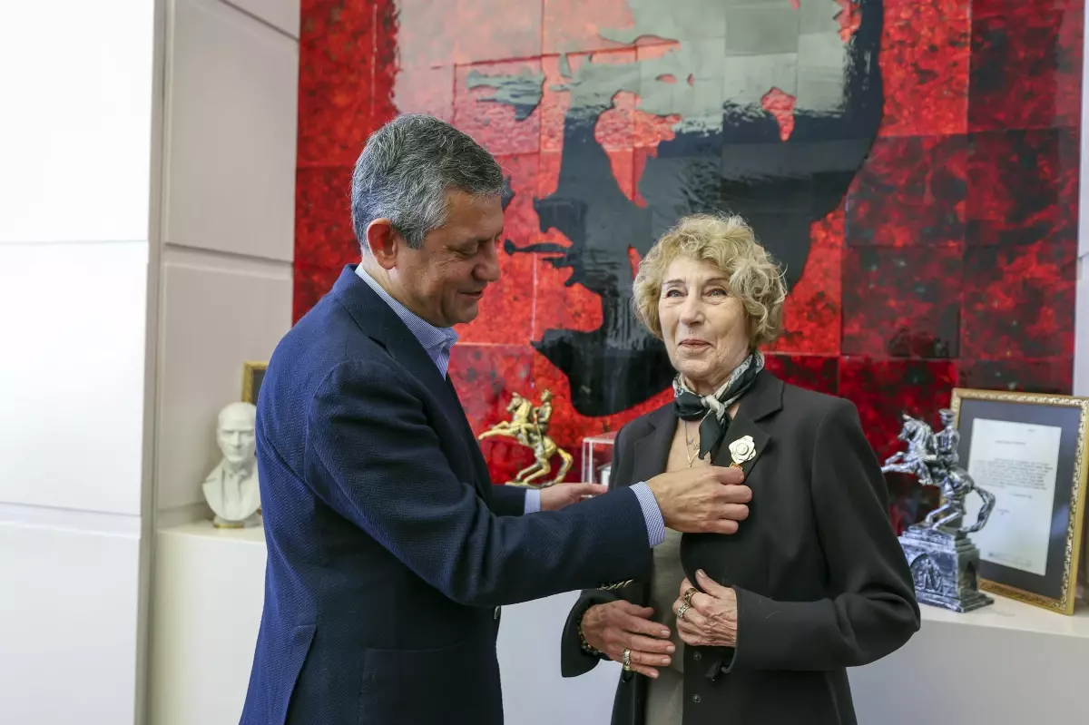 ayse kulin chpye uye oldu derUOvg2