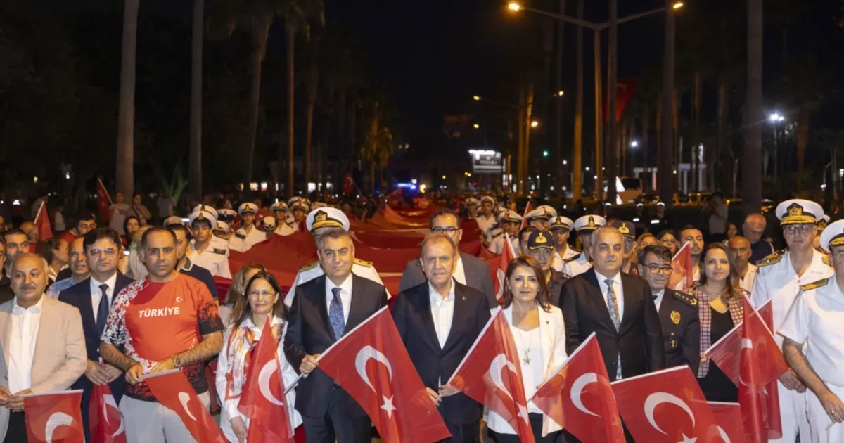 baskan secer mersinlilerle bayrak yuruyusunde bulustu MsONPduP.webp