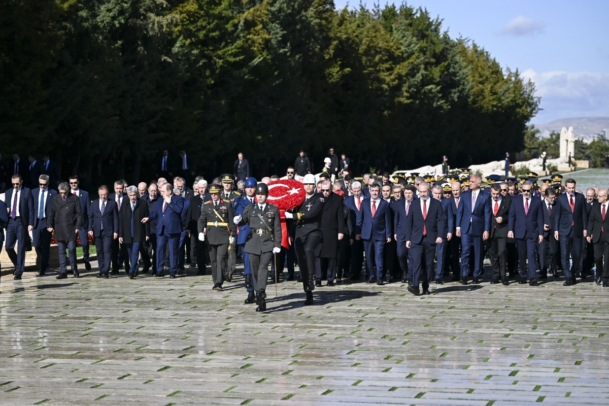 cumhurbaskani erdogan ve devlet erkani cumhuriyetin 102nci yili dolayisiyla anitkabirde atanin huzurunda bulustu RTE42VFm.jpg