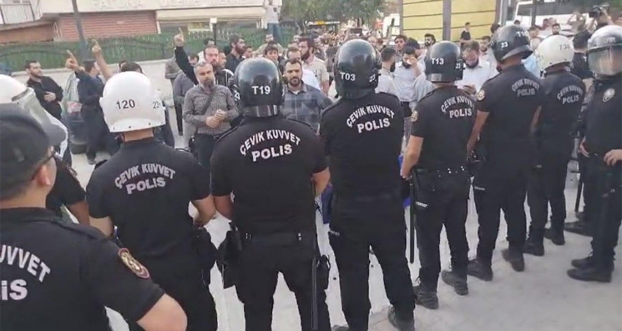 furkan vakfi gerginligi afis almak isteyen gruba polis mudahalesi mNG54t3l