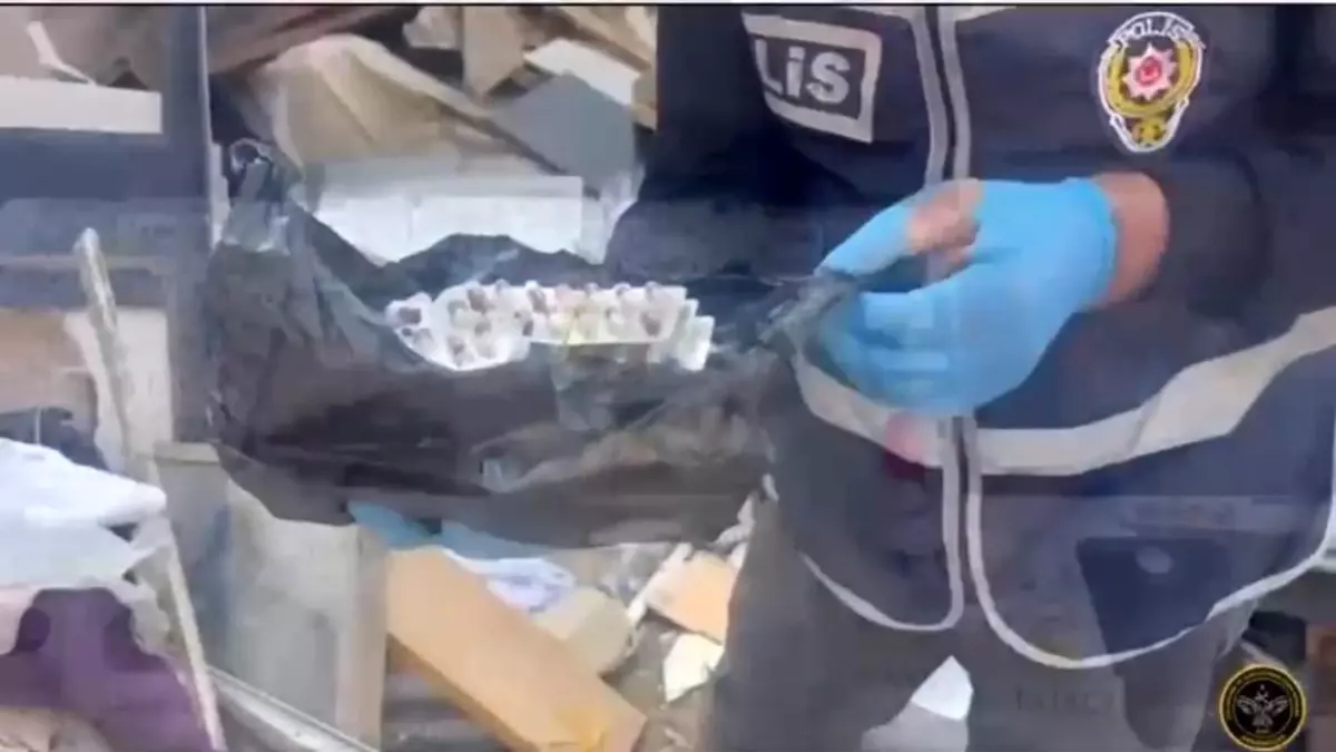 izmirde uyusturucu operasyonu cezaevi firarisi tutuklandi LfYxWrEO.jpg