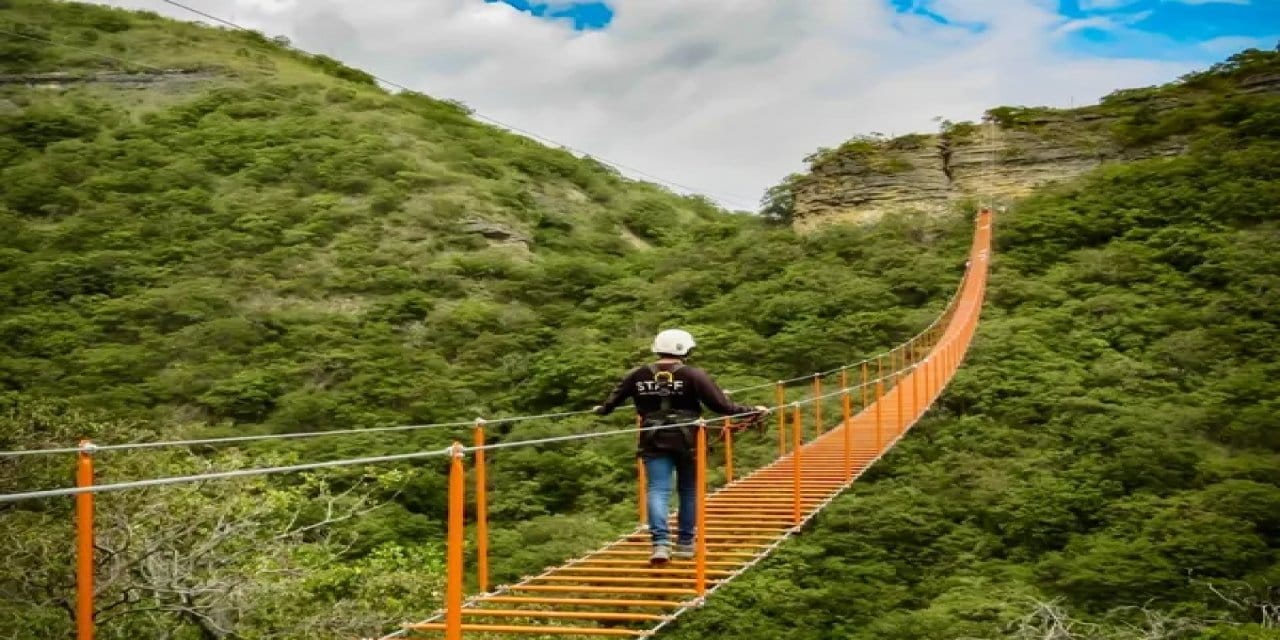 kolombiyada asma kopru turizmi donemi BPU8x7NG