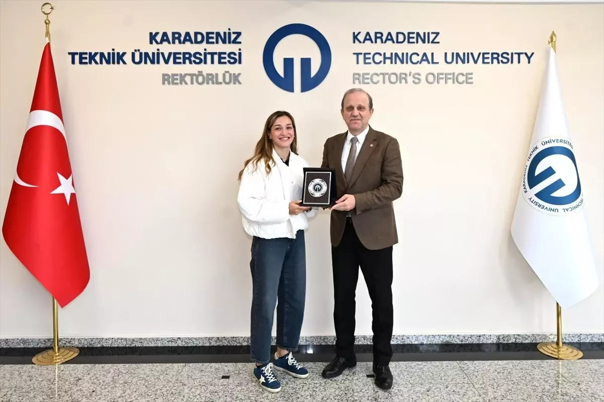 milli boksor buse naz cakiroglundan ktu rektorune ziyaret Xh4T5sRt.jpg