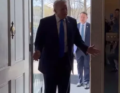 Trump, Orta Doğu Gerginliğinde Elvis Presley’in Efsanevi Mirasını Ziyaret Etti